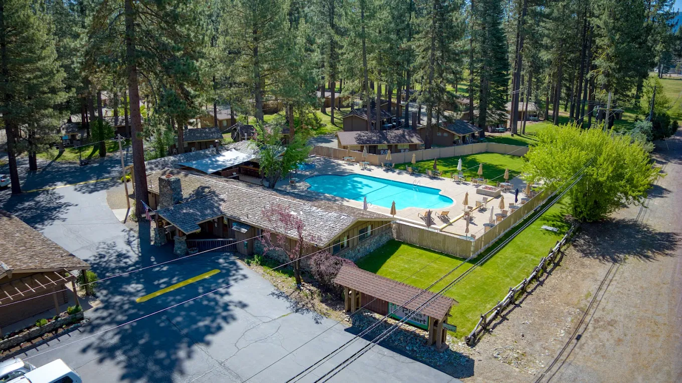 Townhomes at Plumas Pines — pool deck and leisure facilities, Graeagle golf lodging