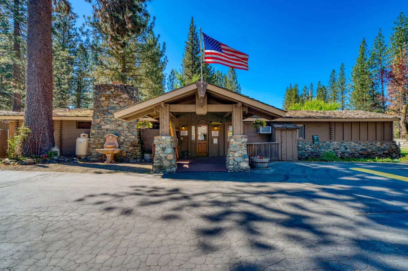 Townhomes at Plumas Pines — summer pool and patio, Graeagle golf vacation rental